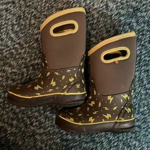 Toddler boy size 11 bogs.